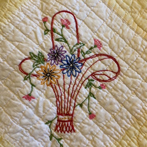 Vintage Embroidered Lightweight Quilt 84”X64” - Picture 2 of 8